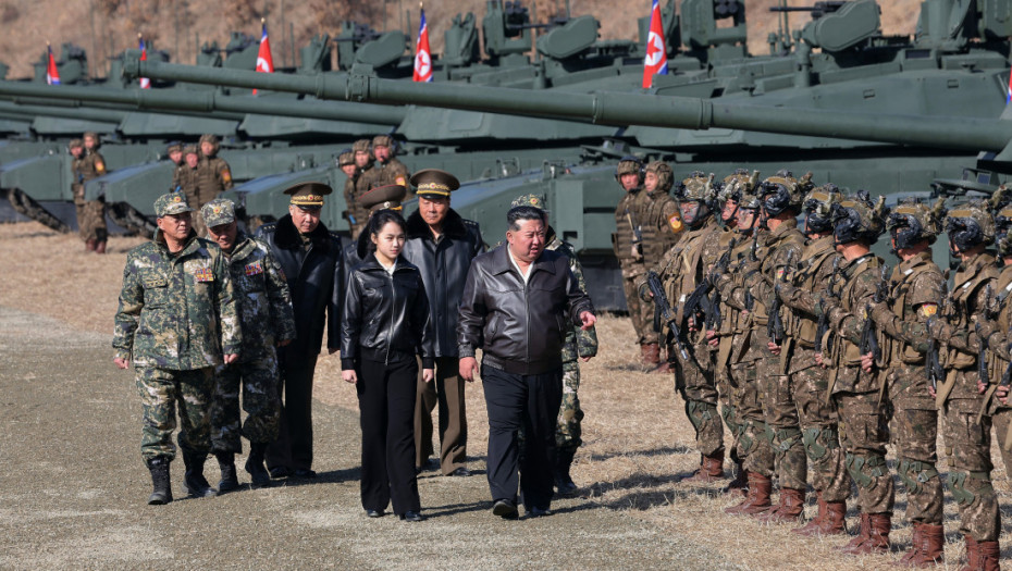 Ćerka Kim Džong Una vozila tenk tokom vojne vežbe u Severnoj Koreji (FOTO)