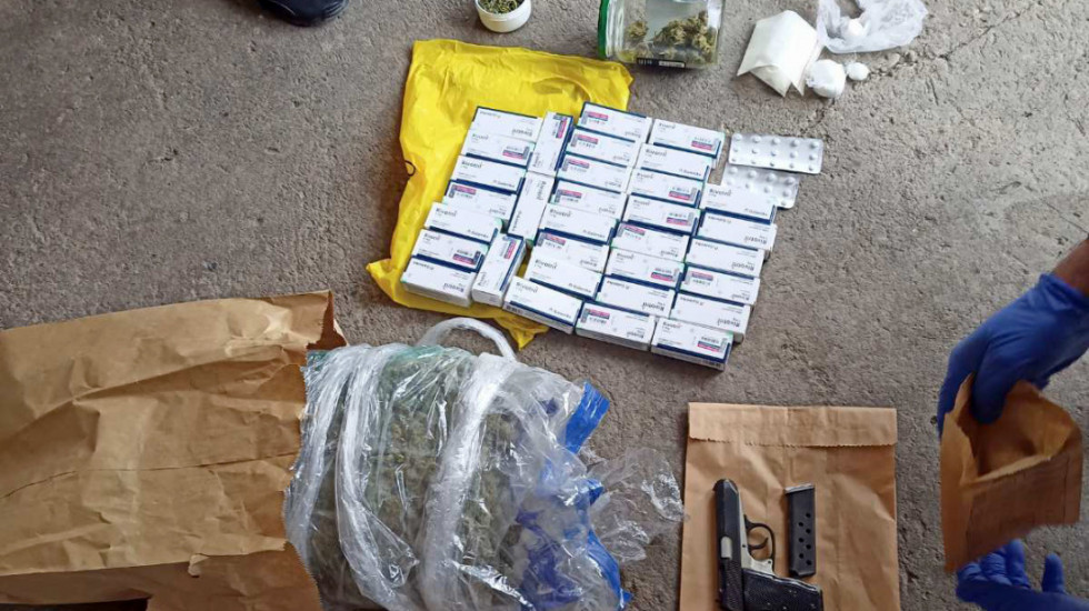 Uhapšen osumnjičeni diler u Ćupriji: Nađeno mu skoro hiljadu psihoaktivnih tableta, 2 kile droge i pištolj