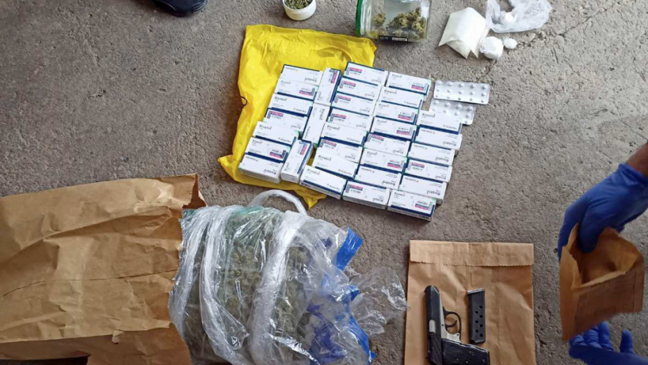Uhapšen osumnjičeni diler u Ćupriji: Nađeno mu skoro hiljadu psihoaktivnih tableta, 2 kile droge i pištolj