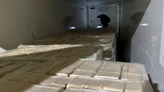 Službenici Odeljenja za suzbijanje krijumčarenja Uprave carina otkrili palete briketa umesto prijavljenih cigareta