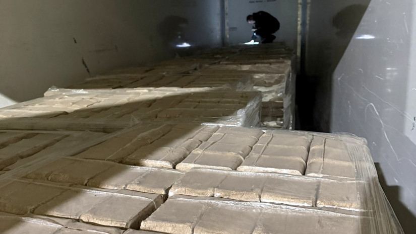 Službenici Odeljenja za suzbijanje krijumčarenja Uprave carina otkrili palete briketa umesto prijavljenih cigareta