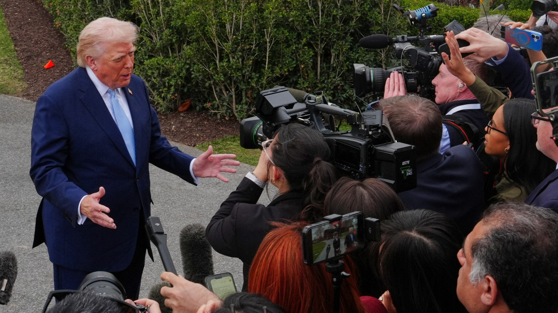 Tramp: Britanija je trebalo da "reaguje mnogo brže" u vezi sa dozvolama za korišćenje baza