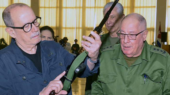 Kubanski pevač dobio pušku od vojske nakon objave na društvenim mrežama