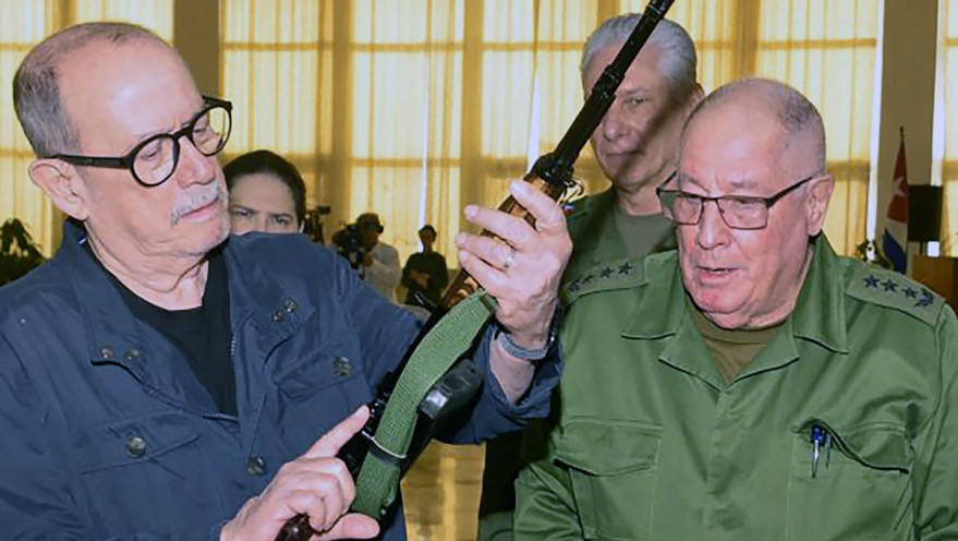 Kubanski pevač dobio pušku od vojske nakon objave na društvenim mrežama