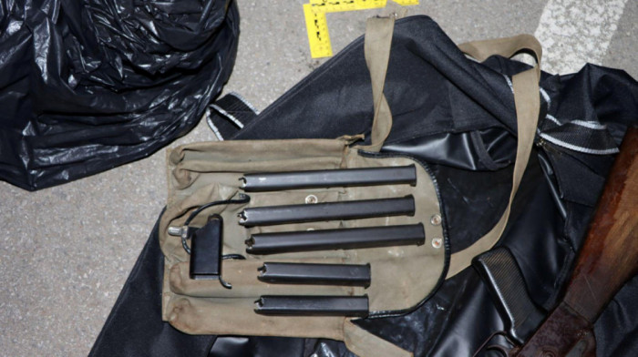 Uhapšen mladić iz Mladenovca: Policija mu u "golfu" pronašla automatsku pušku "bez broja" i municiju (FOTO)