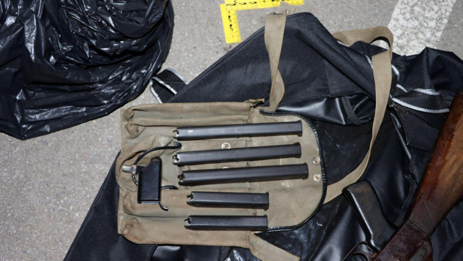 Uhapšen mladić iz Mladenovca: Policija mu u "golfu" pronašla automatsku pušku "bez broja" i municiju (FOTO)