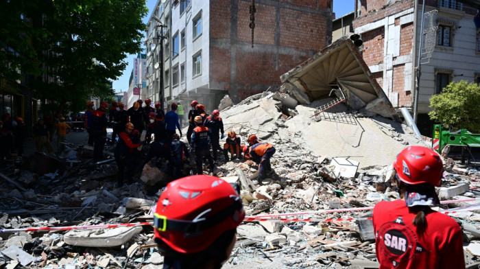 Tragedija u Istanbulu: Srušile se dve zgrade, spasilačke ekipe tragaju za nestalima