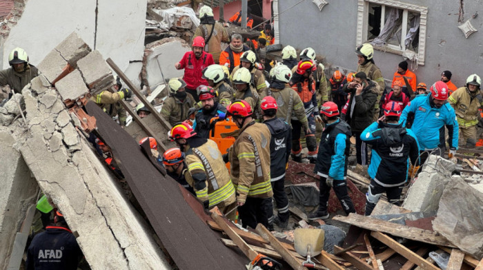 Dve zgrade srušile se u Istanbulu: Jedna osoba poginula, 10 povređeno u eksploziji gasa