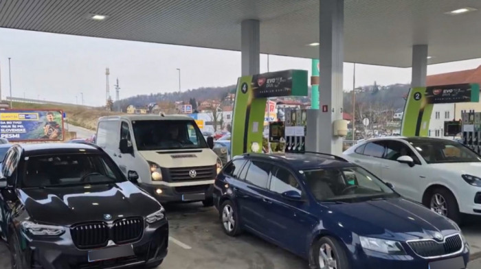 Ogromne gužve na pumpama u Beču: Veliki redovi zbog "FPO cena", strah zbog "panične kupovine" (VIDEO)