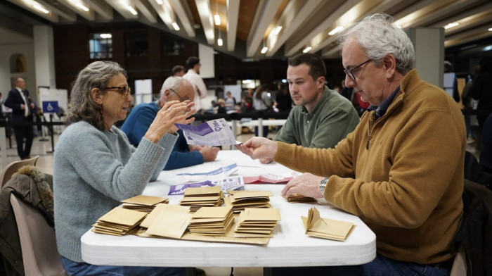 Zatvorena biračka mesta na lokalnim izborima u Francuskoj, izlaznost 57 odsto