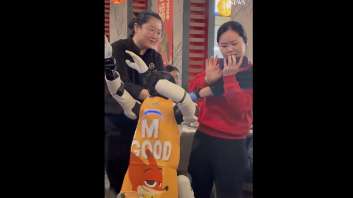 Robot "pomahnitao" tokom nastupa u restoranu: Bacao štapiće i rabijao tanjire, dok je osoblje pokušavalo da ga obuzda