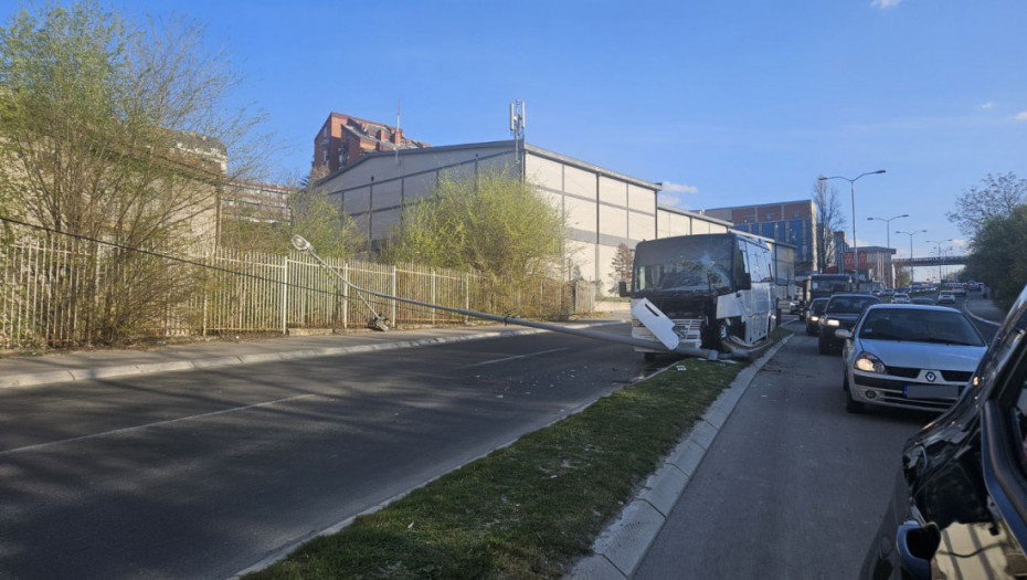 Saobraćajna nezgoda na Čukarici: Vozač autobusa udario u banderu