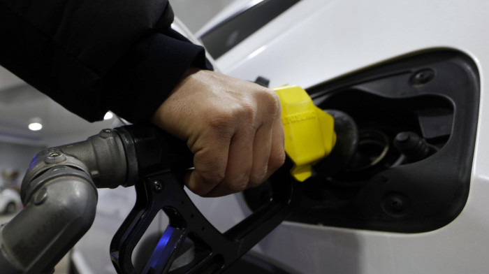 Bez saglasnosti o smanjenju akciza na gorivo u BiH: Zbog visokih cena građani sve češće idu peške