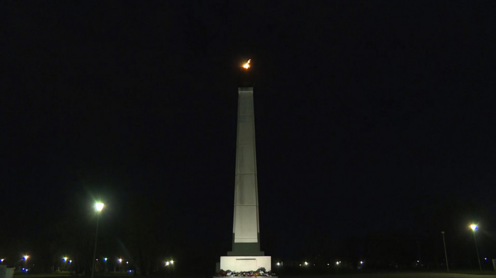 Upaljena "Večna vatra" na Ušću povodom obeležavanja godišnjice NATO bombardovanja (FOTO)
