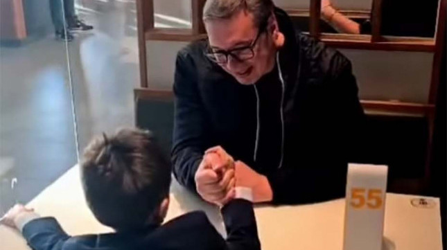 Vučić se oglasio na Instagramu: Sin Vukan ga izveo u provod i pobedio u obaranju ruku (VIDEO)