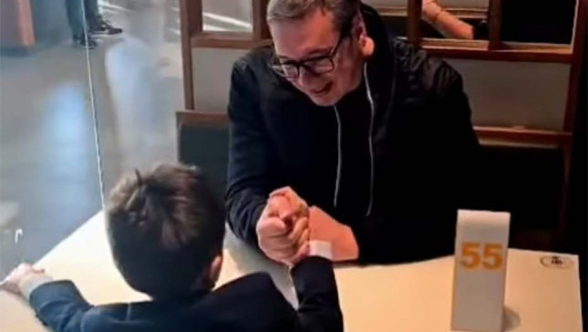 Vučić se oglasio na Instagramu: Sin Vukan ga izveo u provod i pobedio u obaranju ruku (VIDEO)