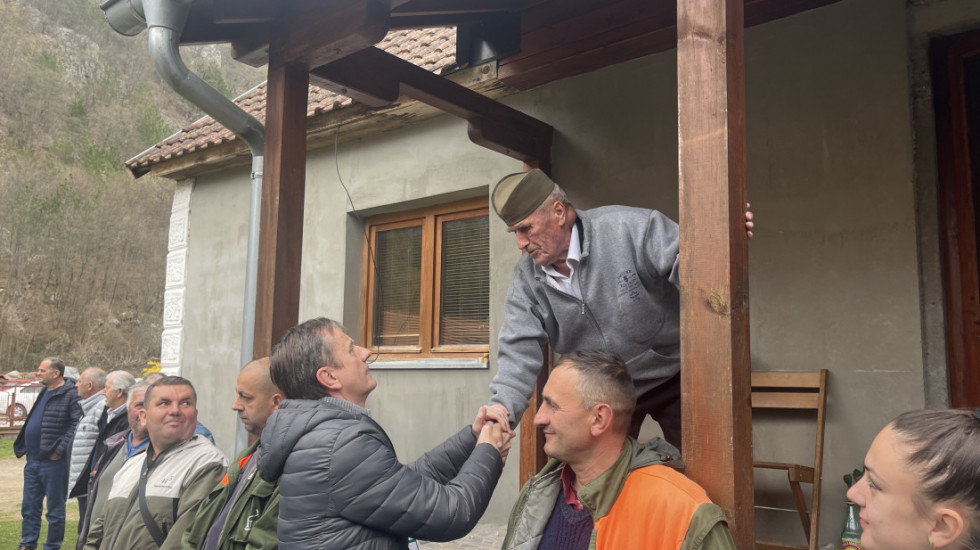 Ministar Glišić obišao selo Zaglavak kod Bajine Bašte (FOTO)