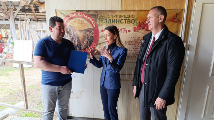 Mesarovićeva u Boru uručila rešenja o bespovratnim sredstvima seoskim privrednicima