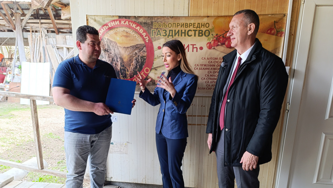 Mesarovićeva u Boru uručila rešenja o bespovratnim sredstvima seoskim privrednicima