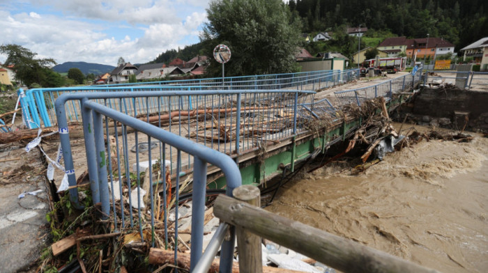 Snažno nevreme hara Slovenijom: Olujni vetar oštetio krovove, hiljade bez struje, zatvorene škole i vrtići