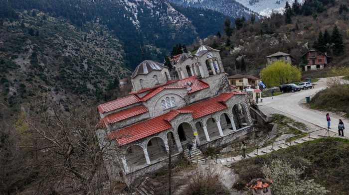 Nakrivljenija od tornja u Pizi: U Grčkoj postoji crkva koja izgleda kao da prkosi zakonima gravitacije