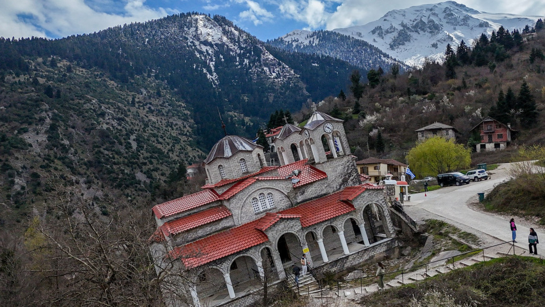 Nakrivljenija od tornja u Pizi: U Grčkoj postoji crkva koja izgleda kao da prkosi zakonima gravitacije