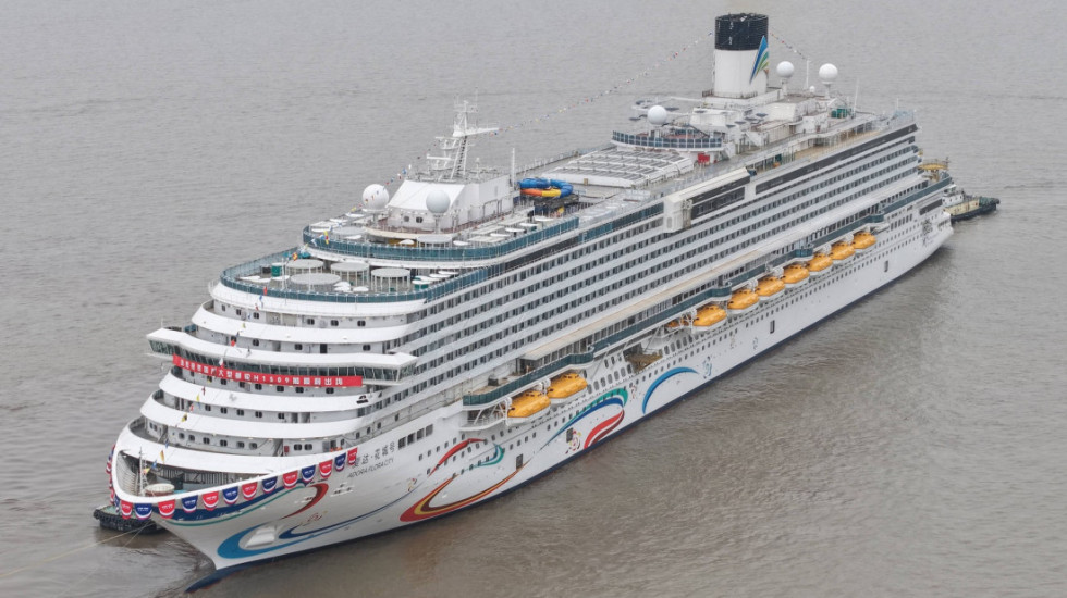 Kineska "ploveća palata" osvaja mora: Kruzer napravljen za devet meseci, prima 5.200 ljudi (FOTO)