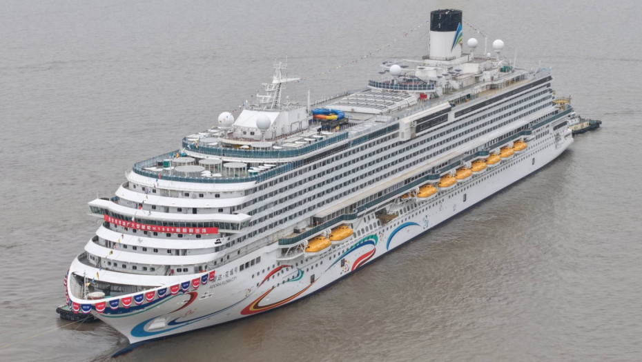 Kineska "ploveća palata" osvaja mora: Kruzer napravljen za devet meseci, prima 5.200 ljudi (FOTO)