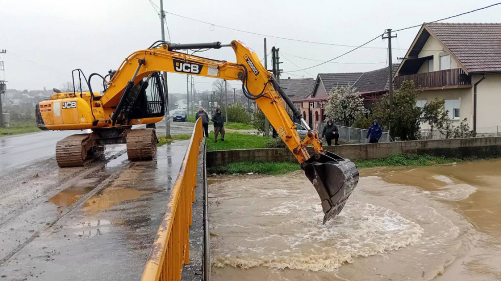 Obilne padavine u Srbiji: Vanredne situacije u tri okruga, službe na terenu 24 sata