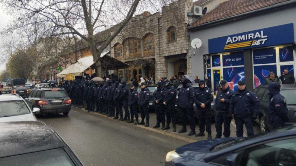Tenzije u Kuli i Crvenki: Pristalice opozicij okupili se ispred nekoliko objekata u kojima su članovi i simpatizeri SNS