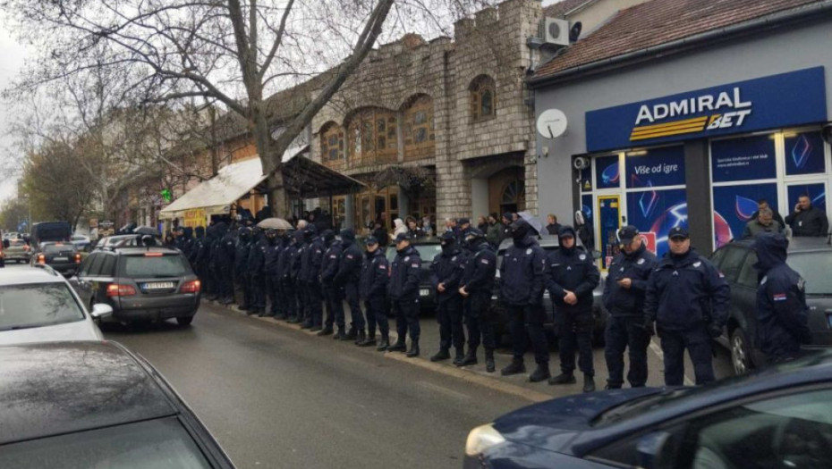 Tenzije u Kuli i Crvenki: Pristalice opozicije se okupile ispred nekoliko objekata u kojima su članovi i simpatizeri SNS