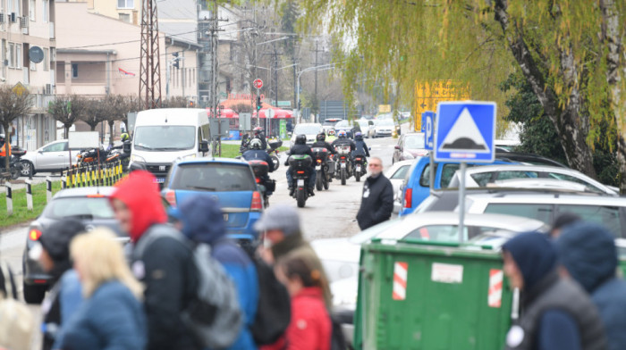 Incident kod stadiona Hajduka u Kuli: Sukobi aktivista SNS i opozicije, policija brzo intervenisala