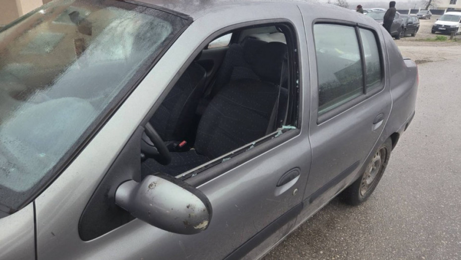 Aktivista "Aranđelovačkog zbora" razbio staklo na vozilu OIK-a, pobegao sa lica mesta