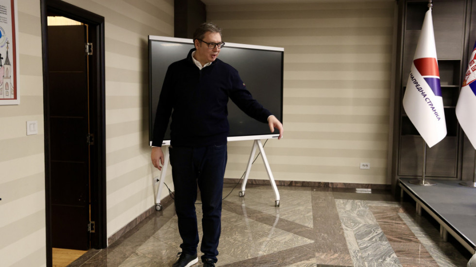 Vučić se obraća iz centrale SNS: Izbegli smo veliko zlo, neki su potezali pištolje