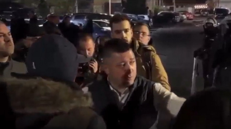 Policija u Kuli uputila poslednji apel studentima u blokadi da puste da izborni materijal stigne u zgradu opštine