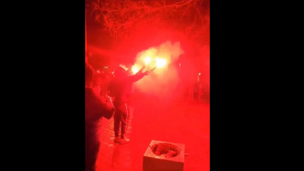 Pristalice SNS-a proslavile pobedu u Kuli: Najneizvesniji izbori rešeni u korist vladajuće stranke