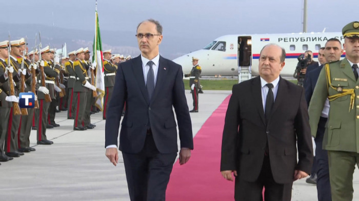 Macut stigao u Alžir, dočekao ga premijer Sifi Grib