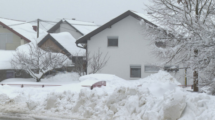 Kneževo pod snegom u martu: Kako se meštani i službe bore sa zimom (VIDEO)