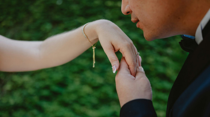 Vrhovni sud Španije presudio da je poljubac u ruku bez pristanka seksualni napad