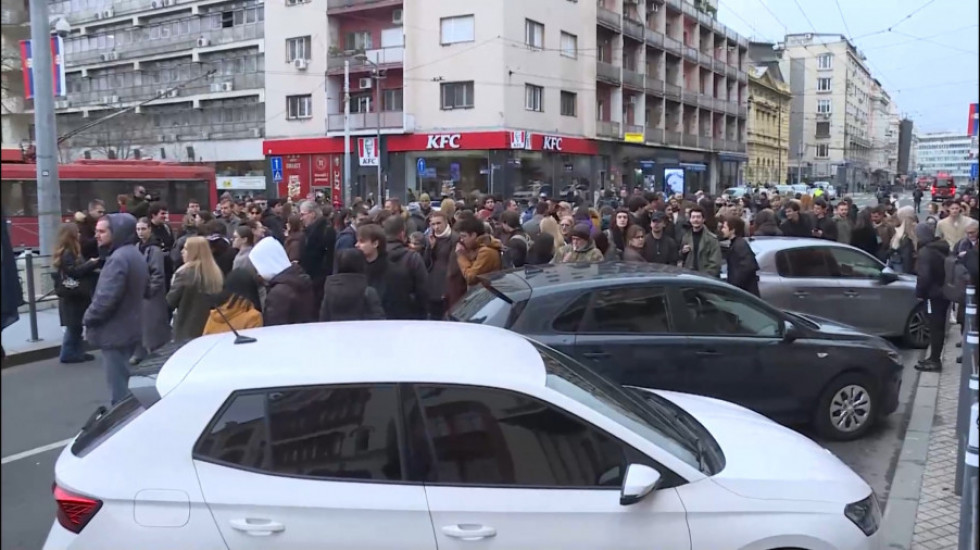 Skup ispred Rektorata zbog ulaska UKP u tu zgradu, blokran saobraćaj na Studentskom trgu