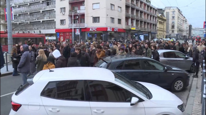 Skup ispred Rektorata, blokran saobraćaj na Studentskom trgu