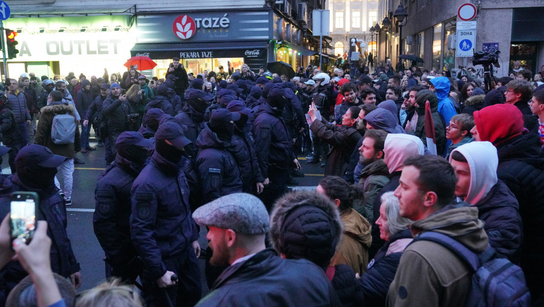 Incidenti ispred Rektorata, učesnici protesta nasrnuli na policiju