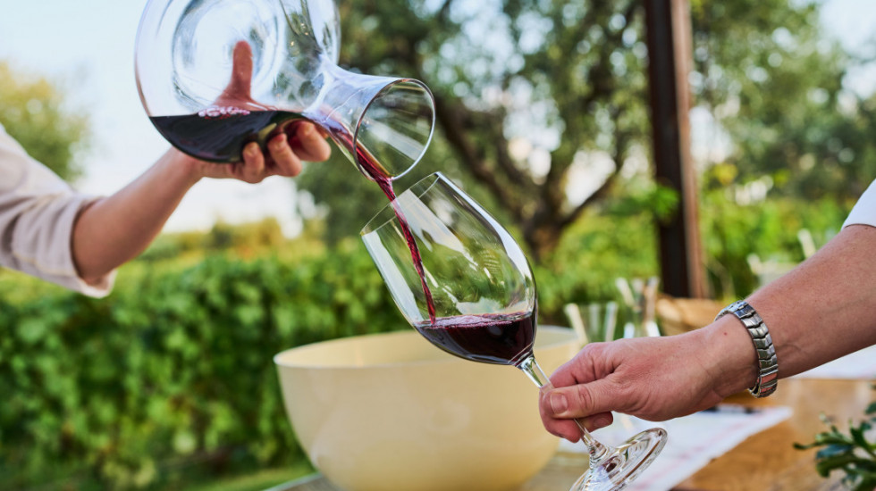 Ovo je najskuplja boca svih vremena: Francusko vino Romane-Konti iz 1945. oborilo sve rekorde