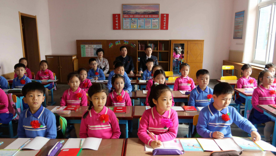 U Severnoj Koreji počela nova školska godina, Kim Džong Un podelio školski pribor