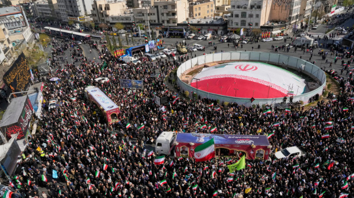 Masovni oproštaj od Tangsirija u Iranu: Desetine hiljada ljudi odalo počast ubijenom kontraadmiralu mornarice