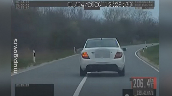 Nasilnička vožnja u Rumenki: Presretač zaustavio muškarca koji je vozio 206 kilometara na čas (VIDEO)