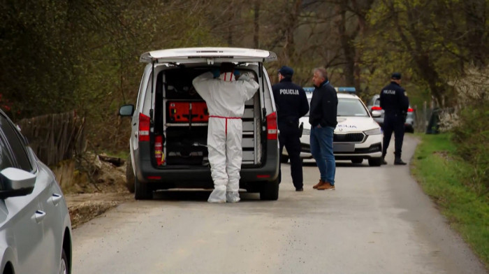 Pucnjava kod Gline: Ubijena žena, sumnja se da muškarac usmrtio suprugu, jedan muškarac ranjen