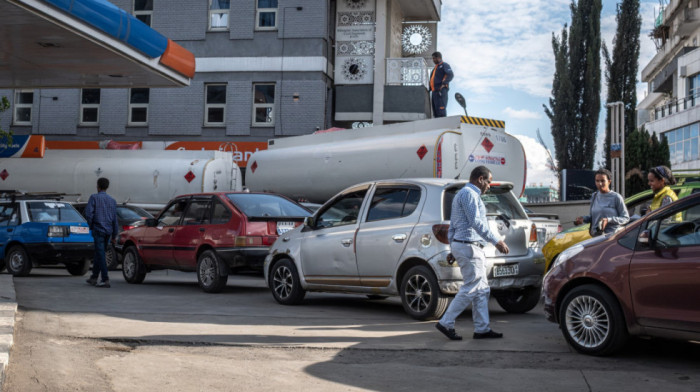 Odbaci kravatu, manje vozi i radi od kuće: Kako svet reaguje na energetsku krizu zbog rata u Iranu