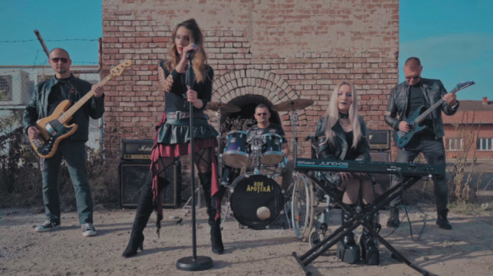 Novi singl benda "Rok Apoteka":  Pesma "Kaži mi" o slobodi, granicama i hrabrosti da se ode