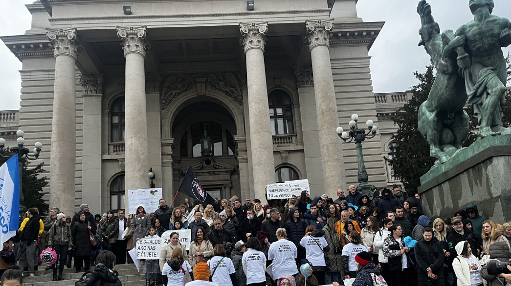 Protest u Beogradu: Roditelji dece sa posebnim potrebama nezadovoljni nacrtom zakona roditelj-negovatelj